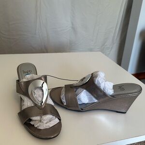 Impo Metallic Wedges NWOT open-toe heeled sandals silver 10 voyage reptile slide